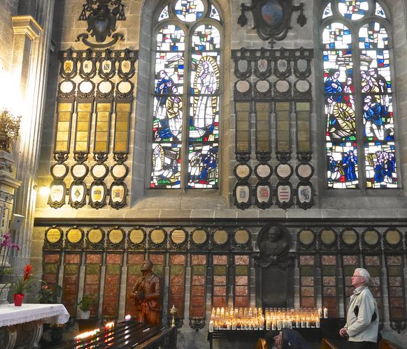 22943
